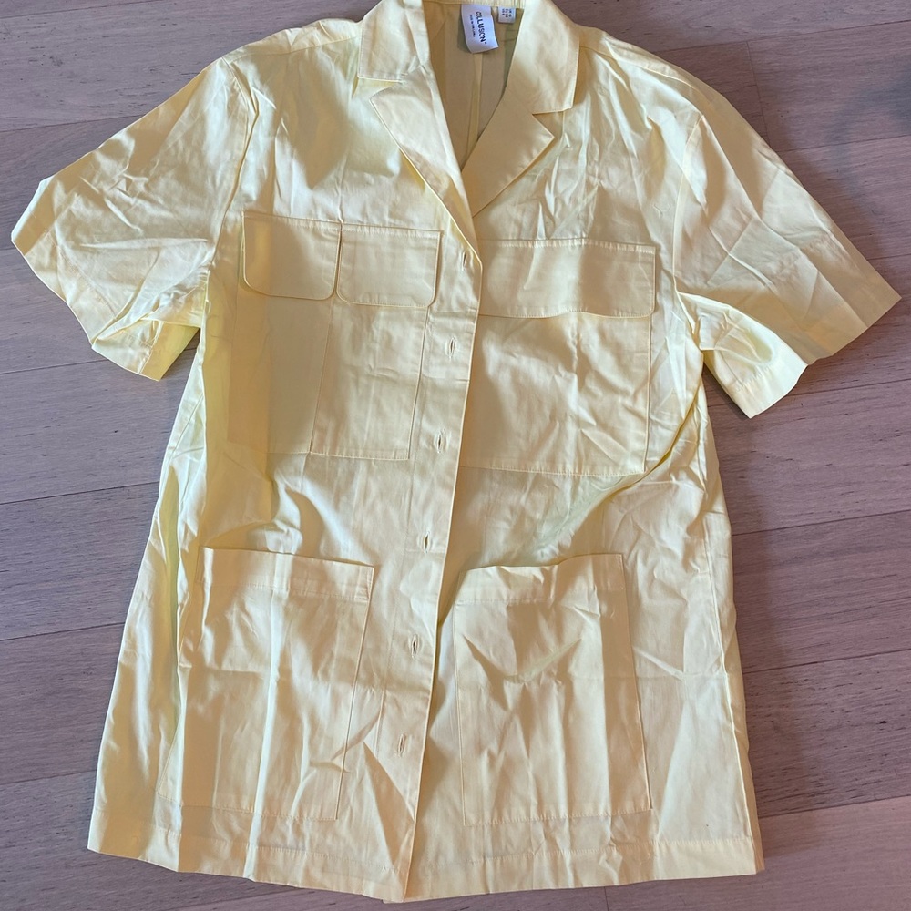 Loose cut mini dress. Can be worn with sneakers or heels.